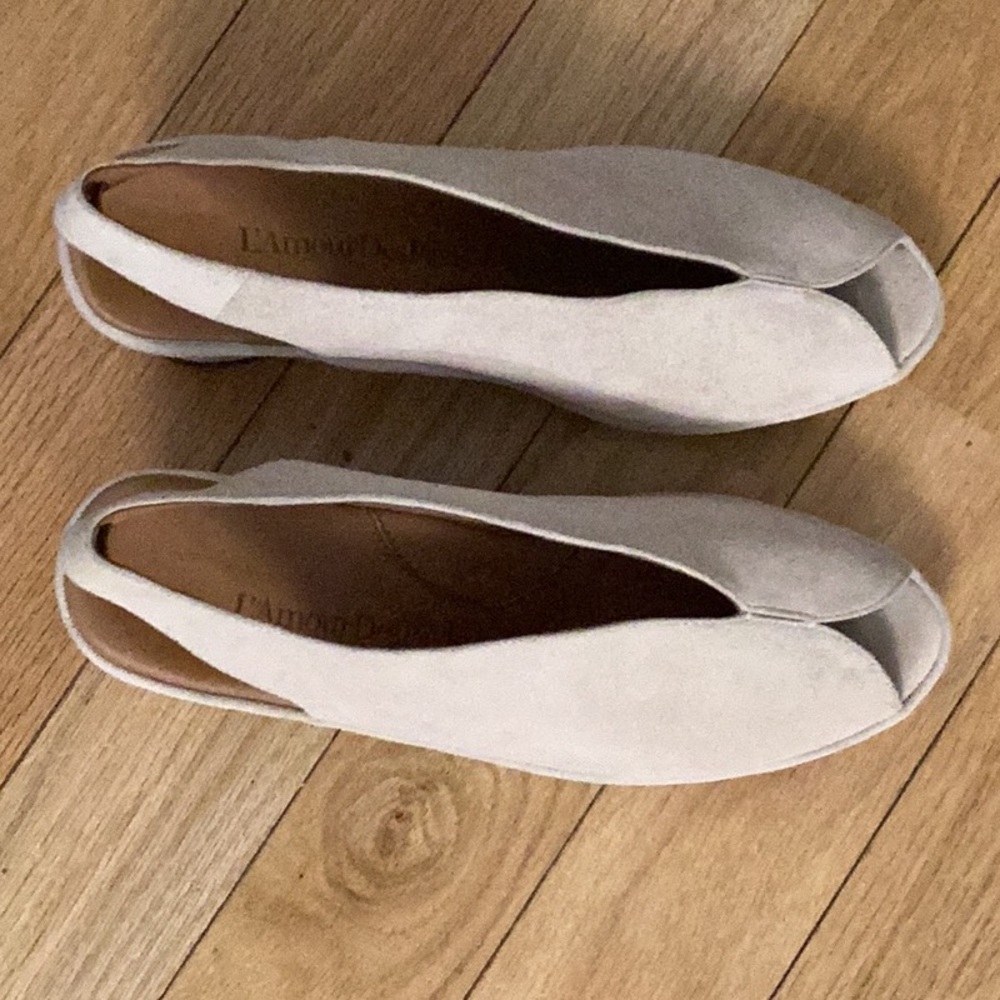 L’Amour Des Pieds beige, wedge suede women’s shoes. Odetta.  8M. Cream